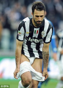 Mirko Vucinic pants down Juventus